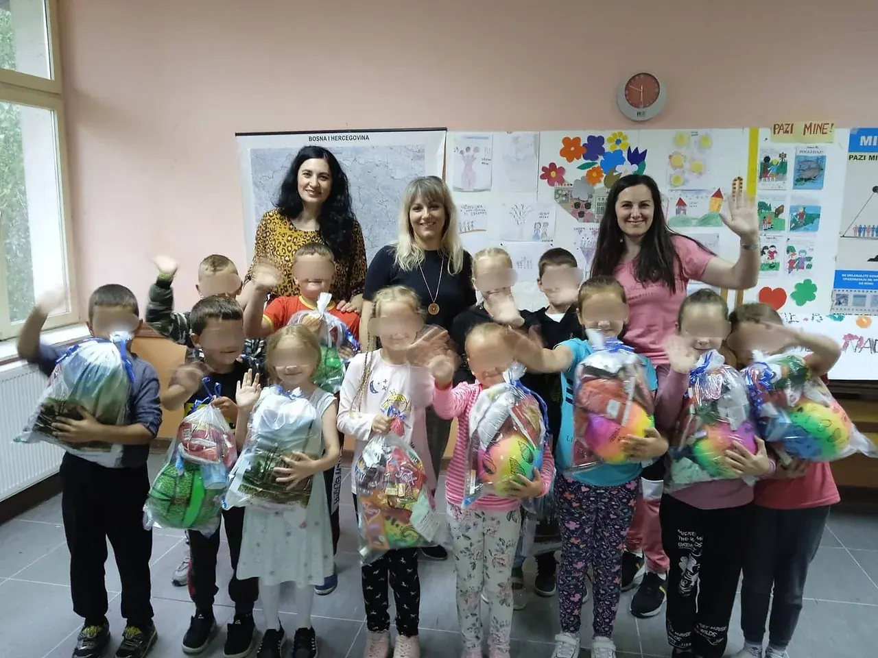 Paketići i jednodnevni izlet za učenike škole u Velinom Selu – fotografija 1